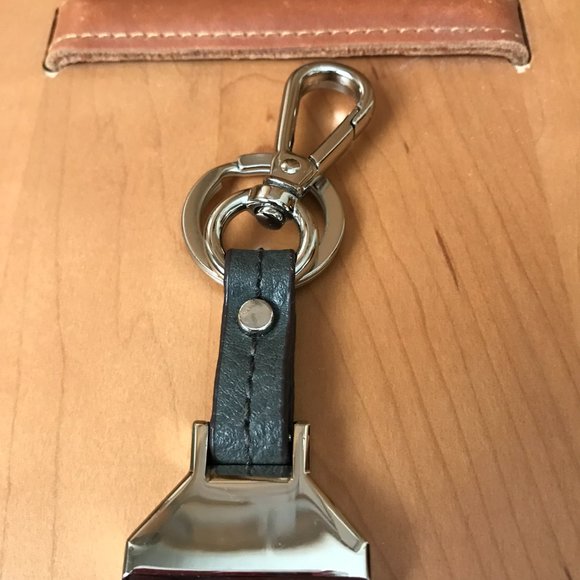 Tignanello Brown Leather w/Sivertone Hardware Hangtag/Key Ring - Picture 3 of 7